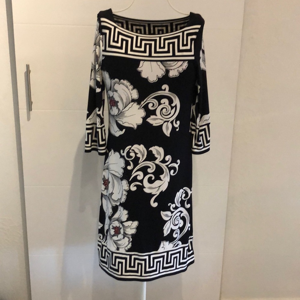 White House Black Market shift dress. Blk/crm. XS.